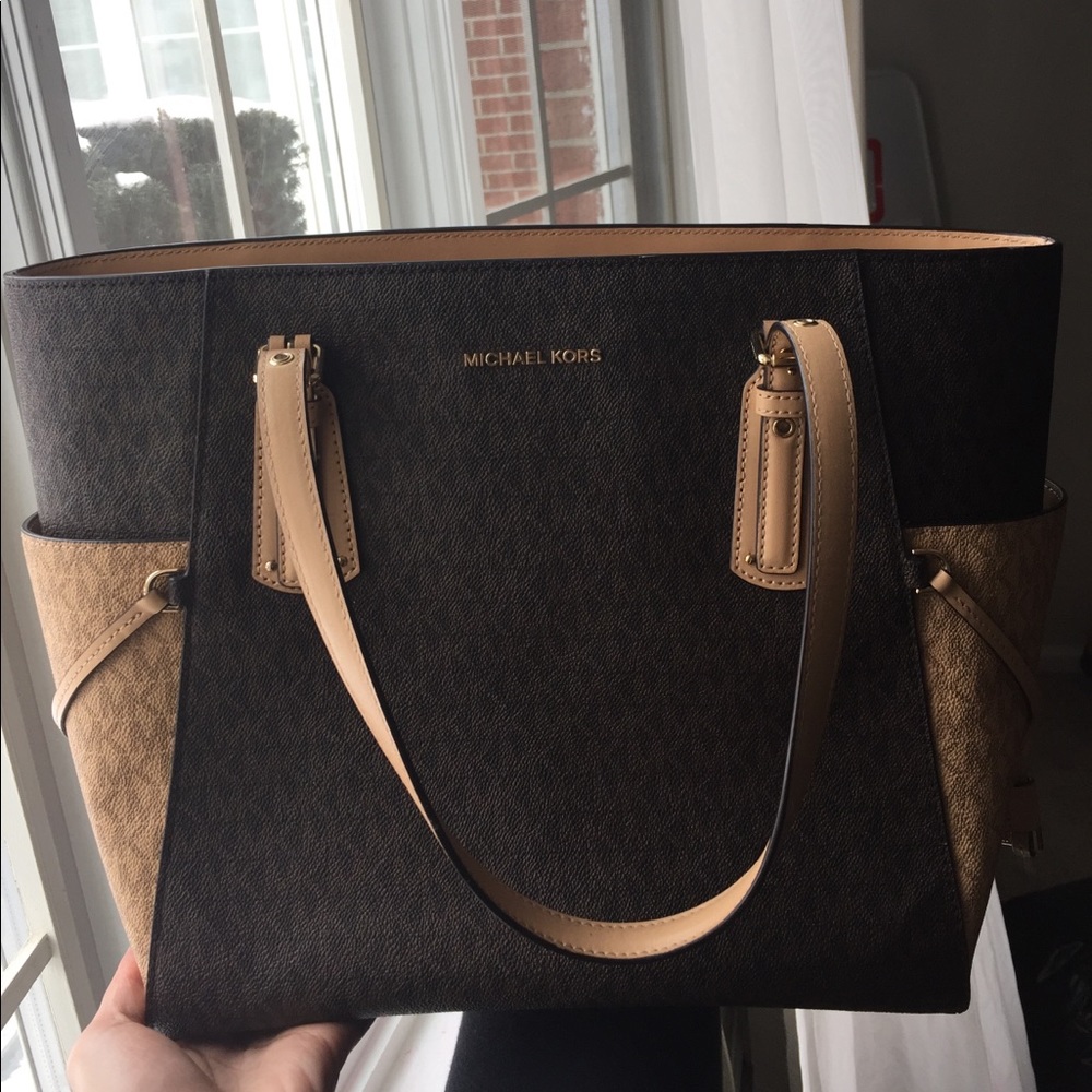 Michael Kors. Voyager East West Signature Tote